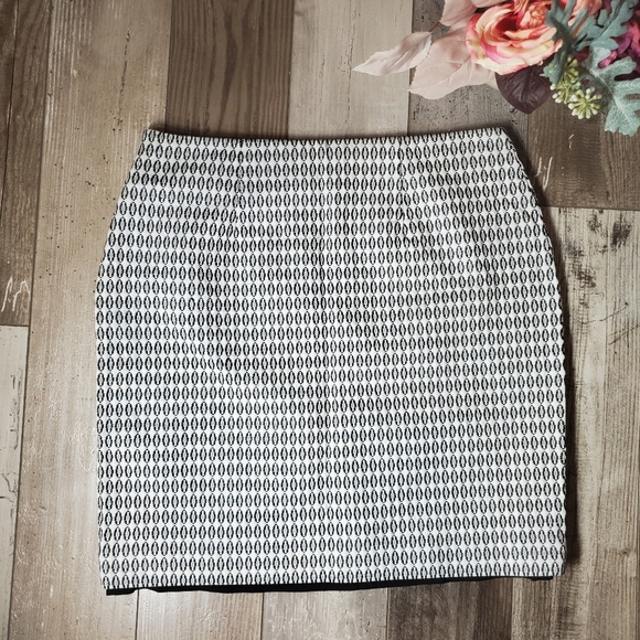 Ann Taylor Tapestry Lined Side Zip Pencil Skirt Women's Size 4 NWOT Black White - Picture 3 of 14